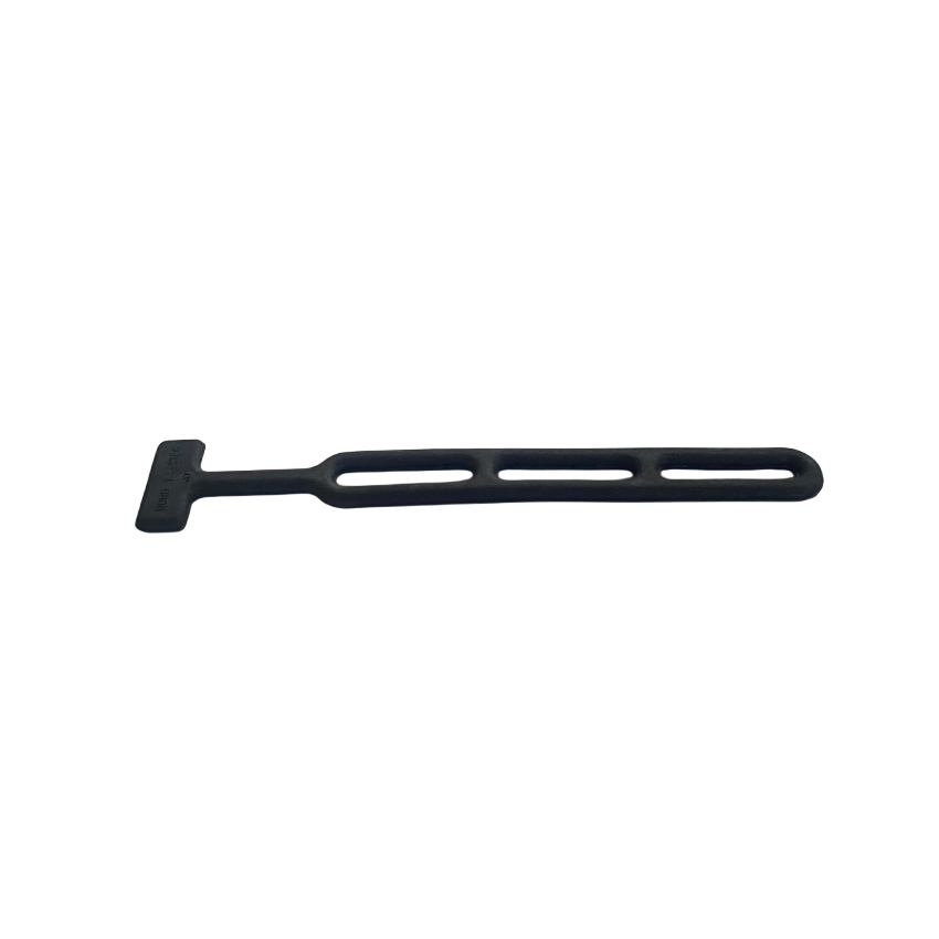 Elastischer schwarzer Gummizug 285 mm mit eingearbeiteten Ösen, in Studioaufnahme
